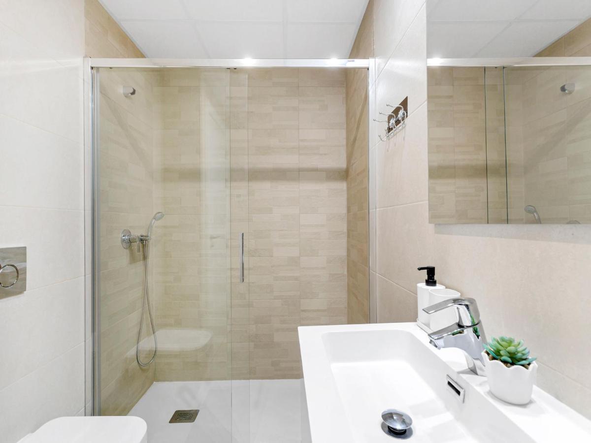 Apartament Lovely First Floor Apartment, Heating Pool !