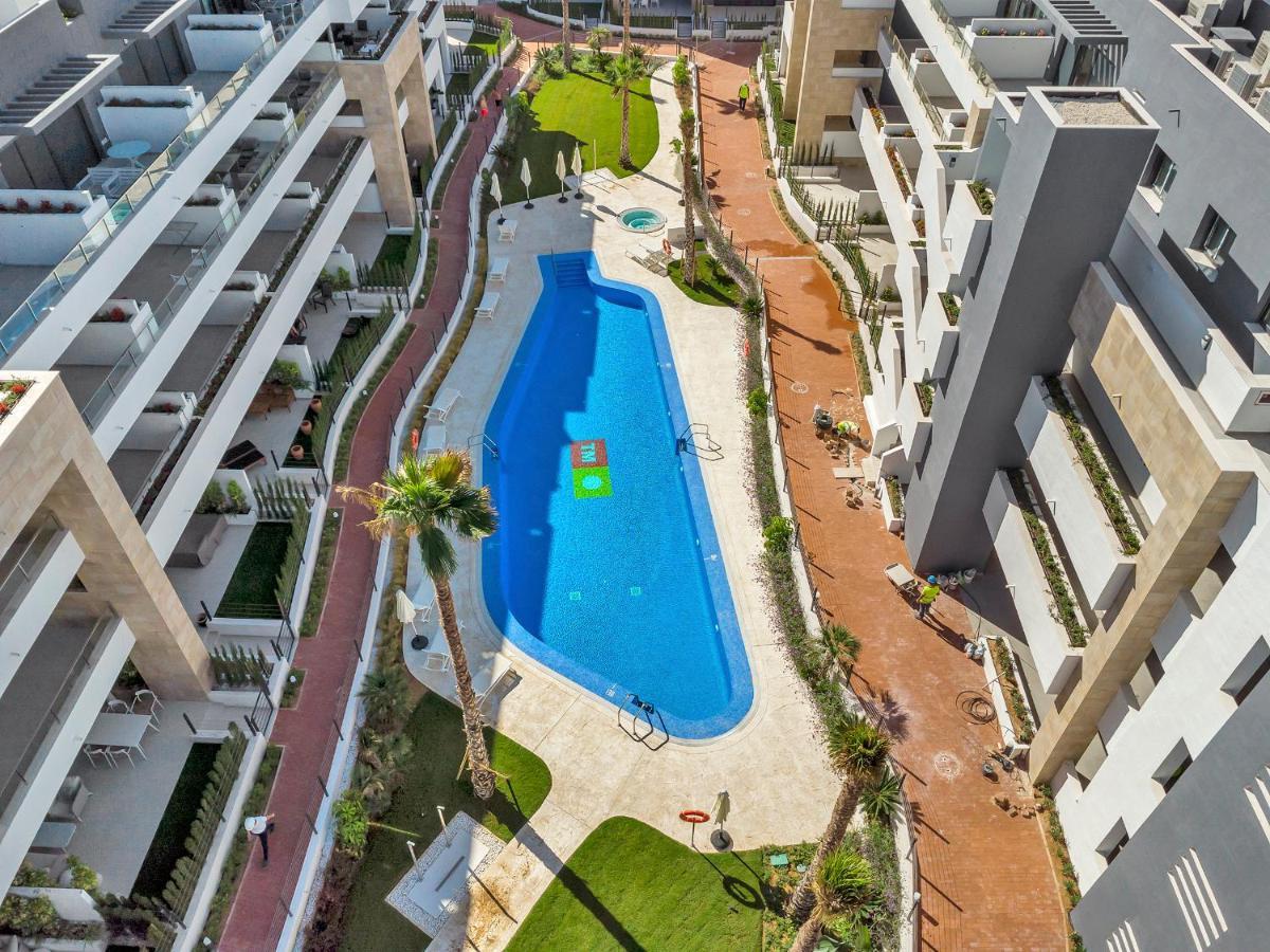 Apartament Lovely First Floor Apartment, Heating Pool !