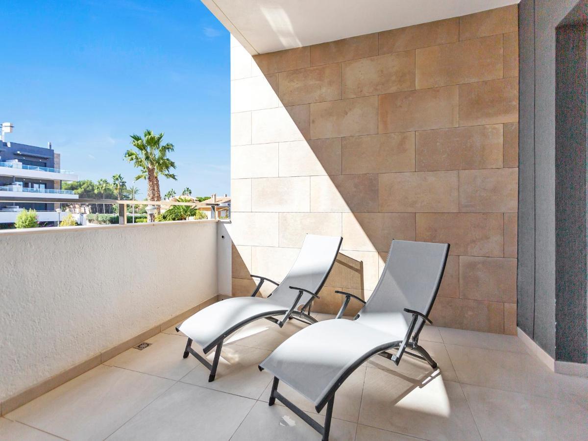 Lovely First Floor Apartment, Heating Pool ! Apartament