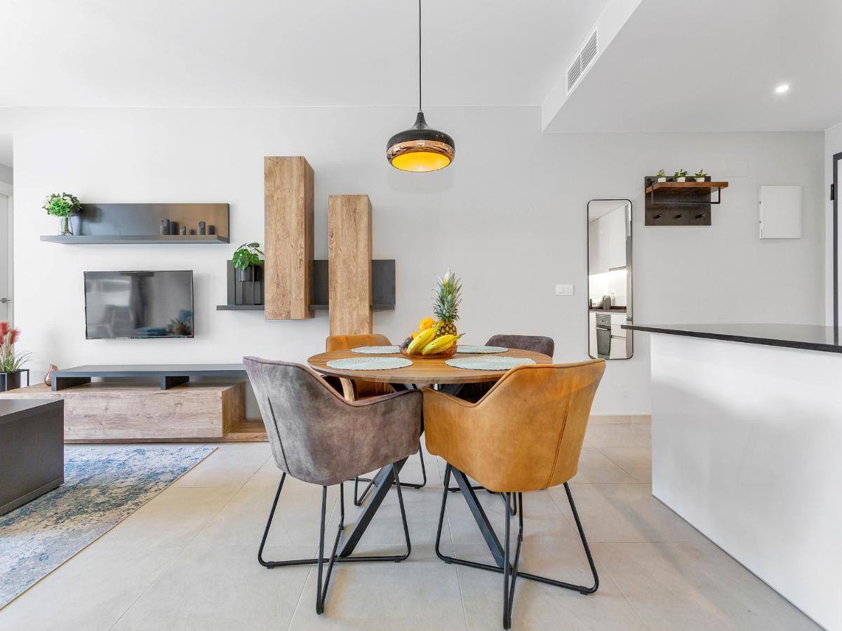 Apartament Lovely First Floor Apartment, Heating Pool !