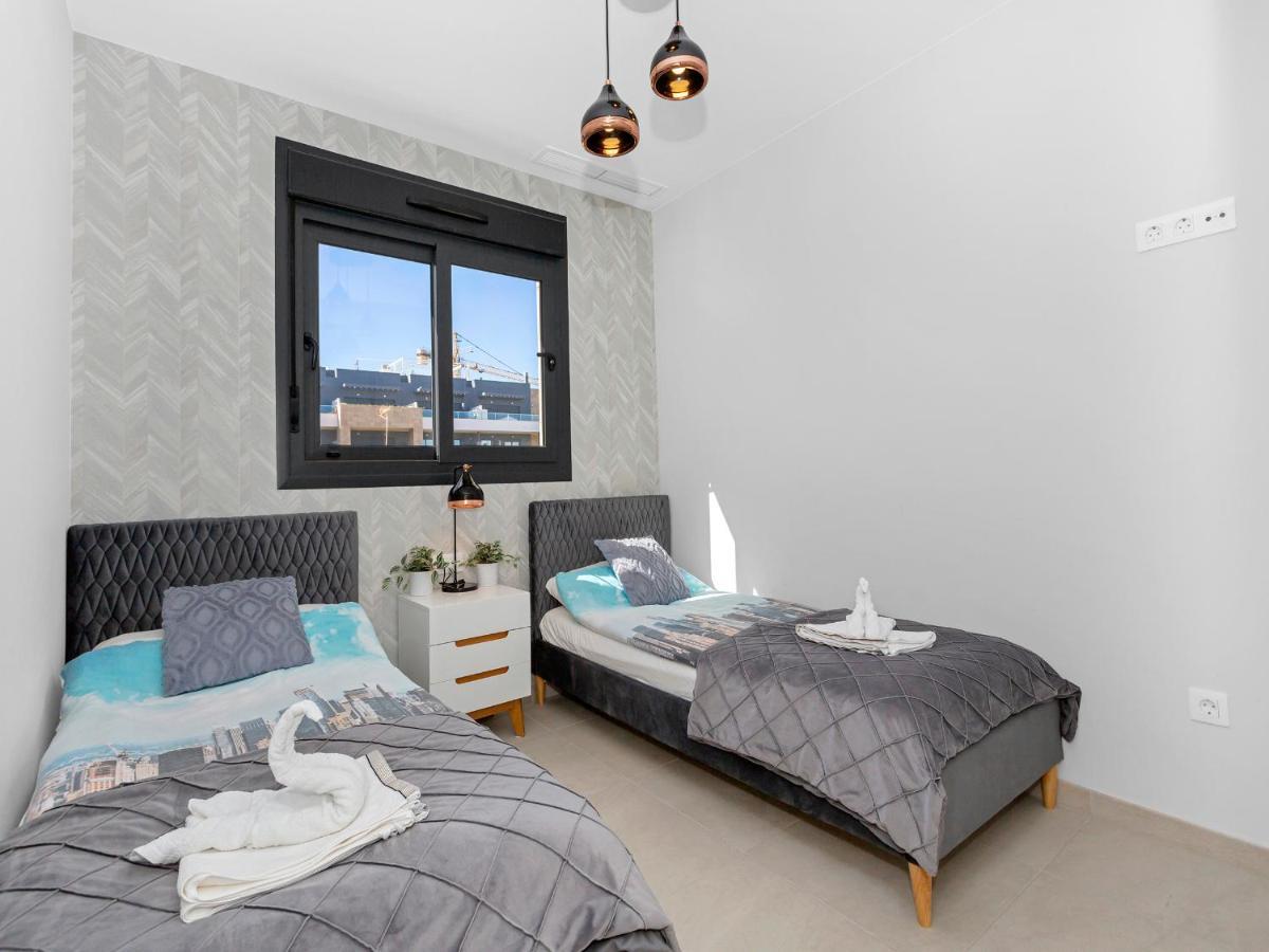 Apartament Lovely First Floor Apartment, Heating Pool !