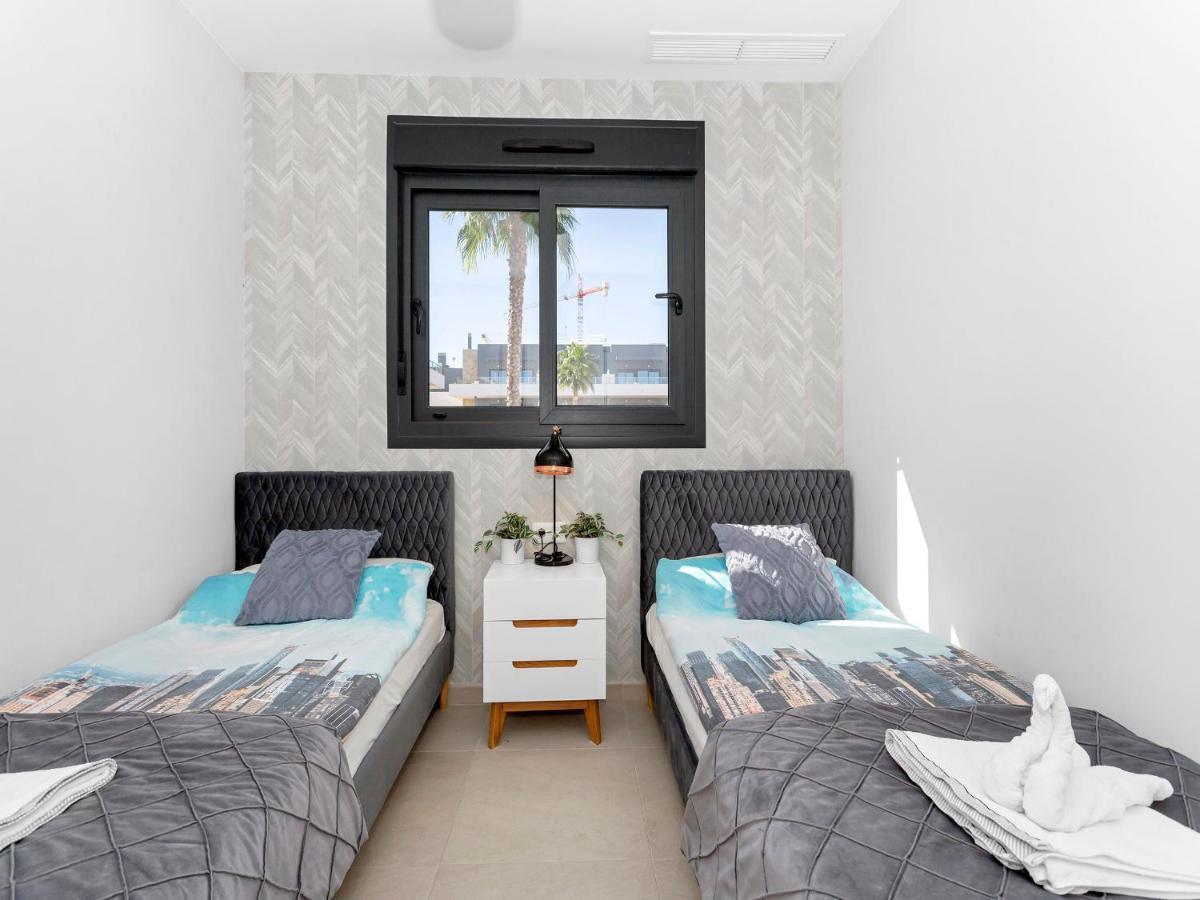 Lovely First Floor Apartment, Heating Pool ! Apartament *